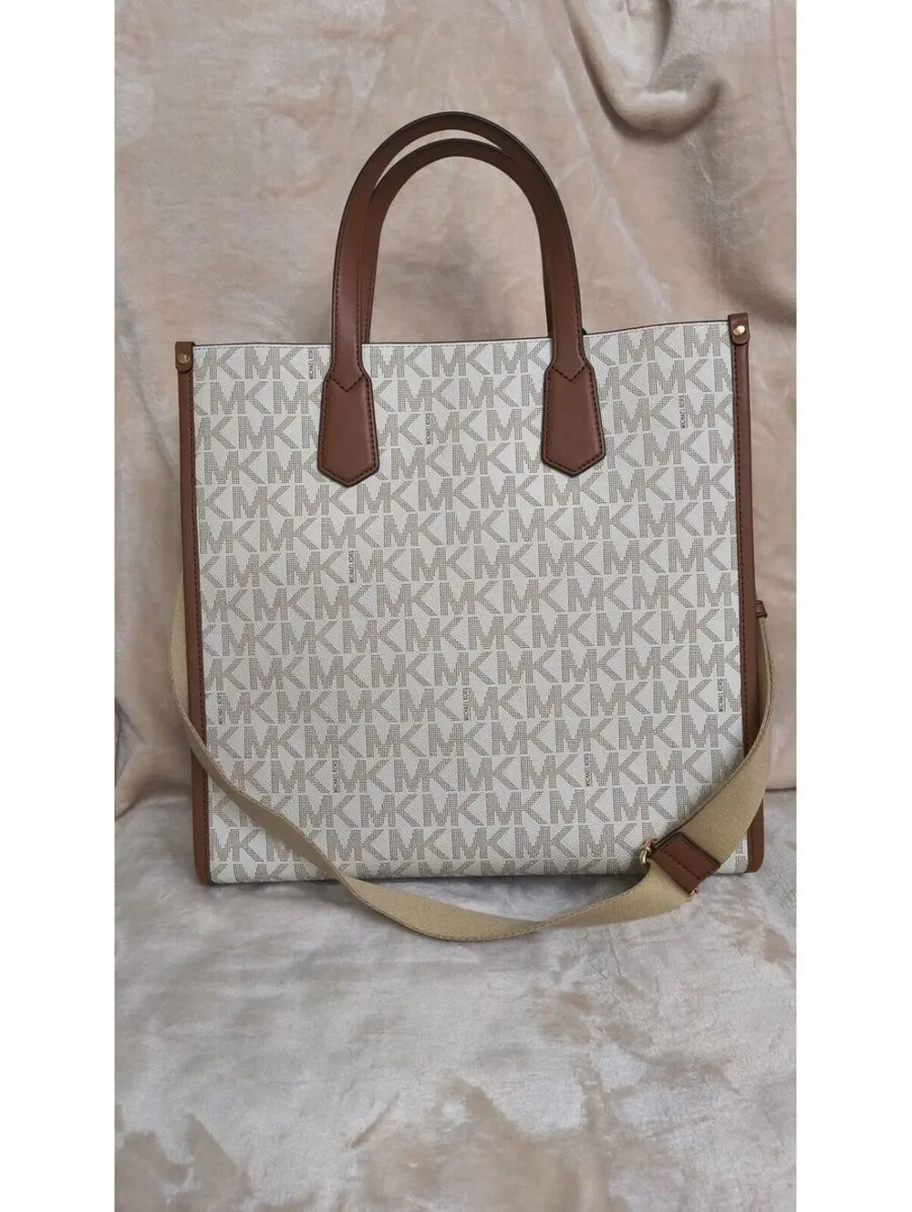 121. Michael Kors Large NS Logo Tote Vanilla/Cream/Tan